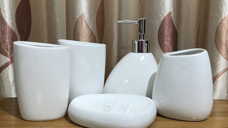 淋浴房玻璃门合页松动维修